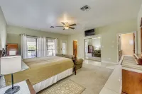 Pool & Game Room: Waterfront Harlingen Home - Bãi đậu xe
