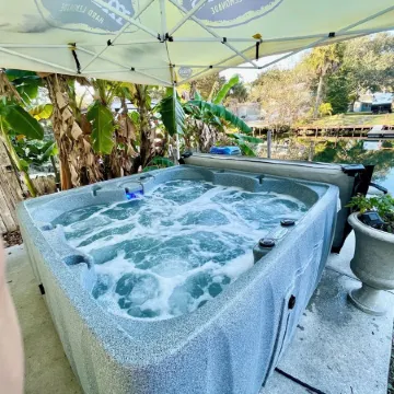 Limited-Time Discount at Paddle Paradise: Jacuzzi, Kayaks & Sauna