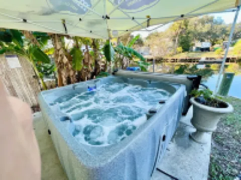 Limited-Time Discount at Paddle Paradise: Jacuzzi, Kayaks & Sauna