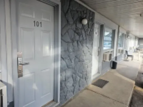 Howard Johnson by Wyndham Hinton