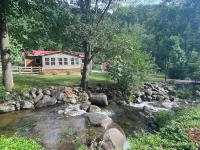 Creekfront Cabin • Fire Pit • Fenced Yard • Near Crabtree Falls