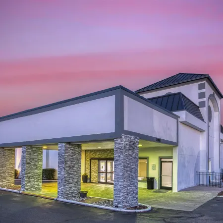 Best Western Greensboro Coliseum Inn Отели рядом с достопримечательностью «Торговый центр Four Seasons»
