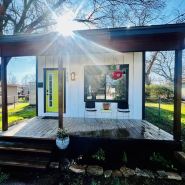 THE GREENROOM, FUNKY music themed tiny home, walking distance to downtown!