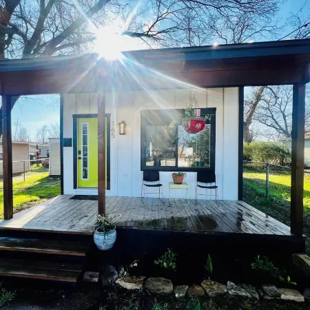 THE GREENROOM, FUNKY music themed tiny home, walking distance to downtown!