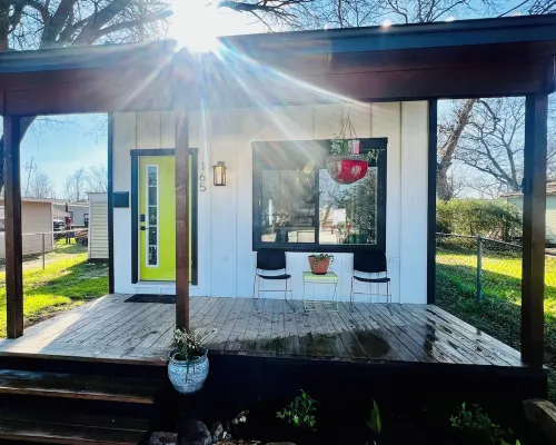 THE GREENROOM, FUNKY music themed tiny home, walking distance to downtown! Hotels in Bosque County