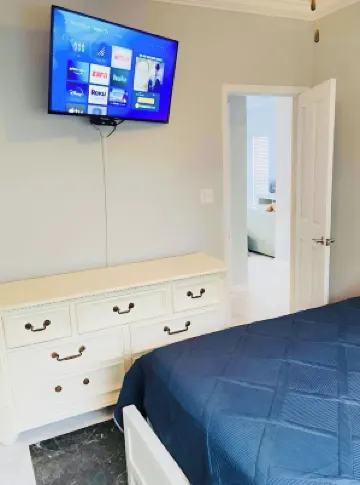 Lovely 2 Bedroom Condo with a Pool and Beach View