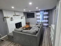 Bright & Cozy 2-Bedroom Main Floor Suite Hotéis em Brampton