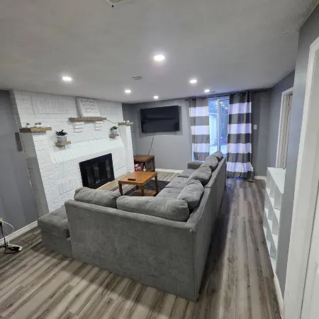 Bright & Cozy 2-Bedroom Main Floor Suite Hotele w: Brampton
