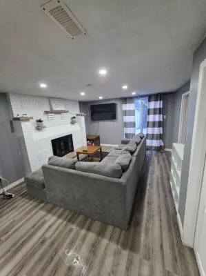 Bright & Cozy 2-Bedroom Main Floor Suite - 2-Star