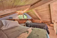 Remote Cabin w/ Fire Pit: 3 Miles to Stowe Mtn! - Lemmikkieläimet sallittu
