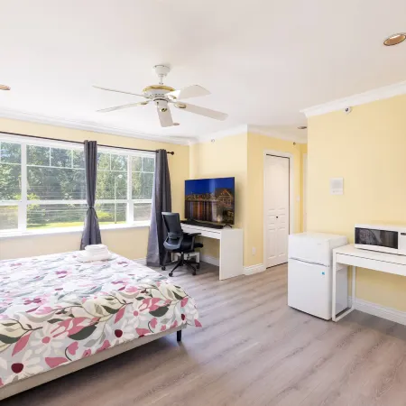 Cozy & Huge Primary Suite Near UBC & YVR Airport Отели рядом с достопримечательностью «Пляж Испанские Банки»