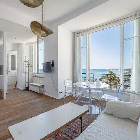 Air-conditioned Seafront Apartment - Nice