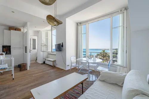Air-conditioned Seafront Apartment - Nice - بيت ضيافة