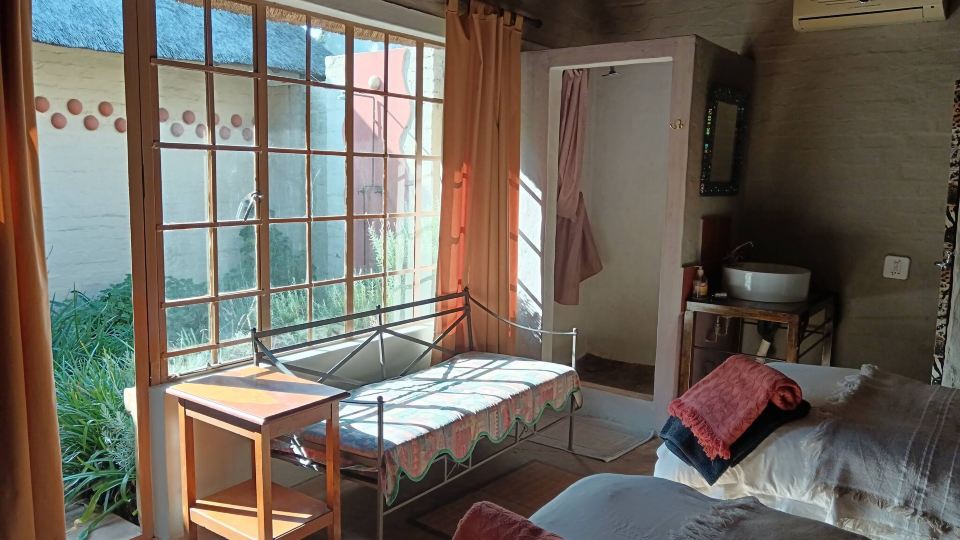 Made of Africa, 18 km from OR Tambo, Pax 8
