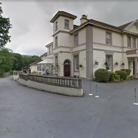 Room 1 Manor Park Country House in Swansea Отели в г. Клайдч