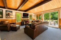 Chiwawa River Chalet 3 Bedroom Home by NW Comfy Cabins by RedAwning