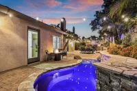 Charming Coastal Escape: Resort-Style Walk-in Spa