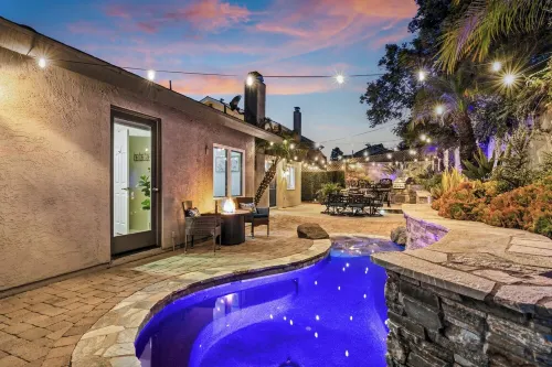 Charming Coastal Escape: Resort-Style Walk-in Spa