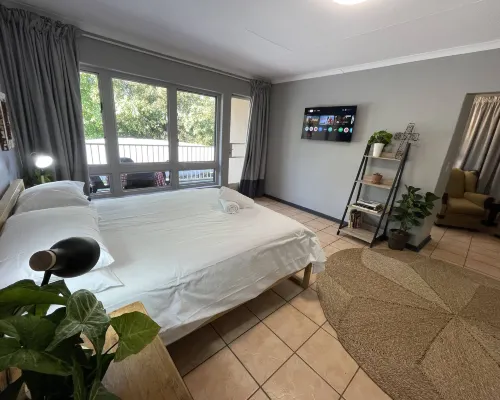 Luxury Stay in Pretoria! Fast Wi-Fi and Free Parking Hotels near Silver Mall