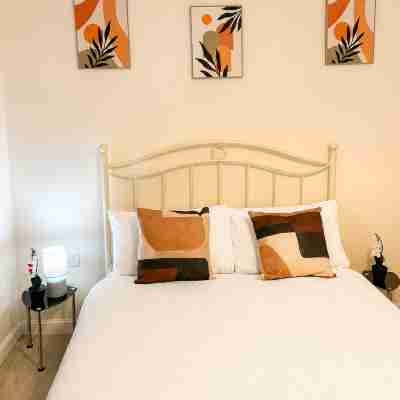 Deluxe Room in a 2Bedroom Aprt W Fast WiFi, Netflix, Behind Train Station Others