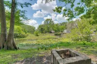 Bushnell Riverside Retreat w/ Hot Tub & Game Shed