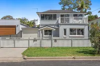 Metawisebnb Waterfront 3BR Coastal Escape - 4-Star