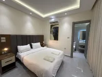 201 JRE apartment with stunning boulevar - Condos
