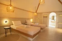 Ogtong Cave Resort - Bãi đậu xe