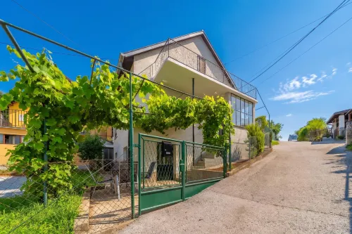 Family Friendly Apartment with Parking - Happy Rentals - Hot Tub