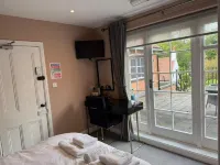 The Applewood Regency - 2-Star