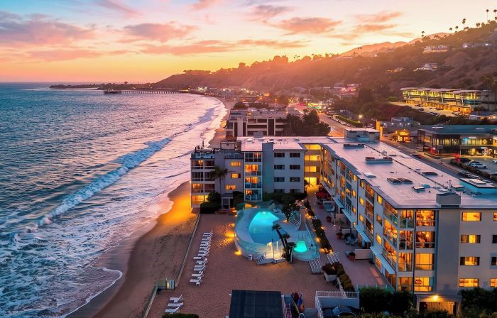 Carbon & Coast by Avantstay Beachfront 2BR + Shared Pool & Spa On the Sand
