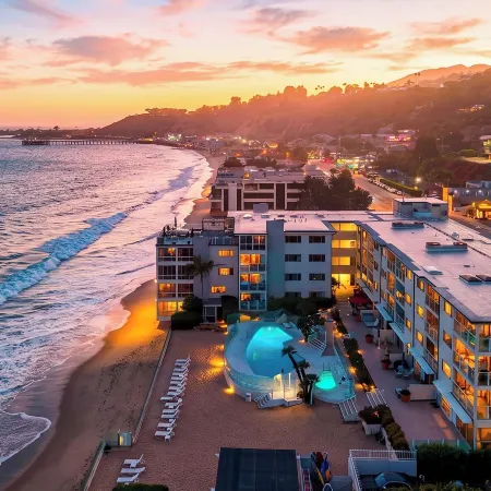 Carbon & Coast by Avantstay Beachfront 2BR + Shared Pool & Spa On the Sand