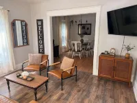 The Broadway Cottage - Great Bend Downtown(Pet Friendly) - Wifi