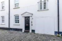Pebble Mews House - Sleeps 6 to 8 Guests - Bungalows