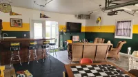 Packer Themed, Renovated 3 Bedroom, 2 1/2 Bath Home- Lambeau Field 16 Min Walk. - 4성급