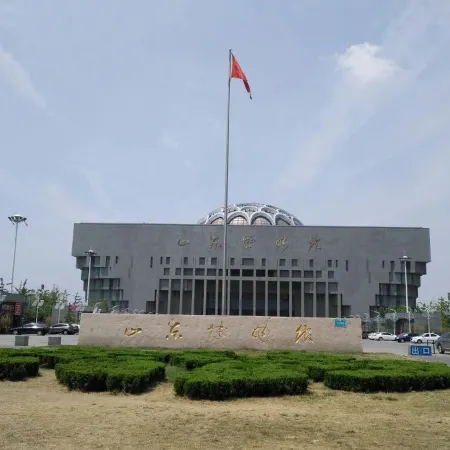 Wanxiang Mingjia Hotel (Jinan Olympic Sports Center Wanxiangcheng) Отели рядом с достопримечательностью «Музей провинции Шаньдун»