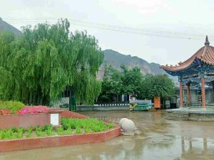 Yellow River Stone Forest Red Apple Ecological Garden Restaurant