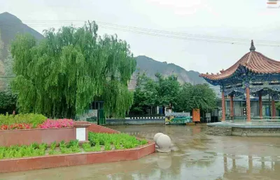 Yellow River Stone Forest Red Apple Ecological Garden Restaurant