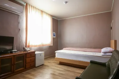 Donghae Royal Motel Hotels near Mukho Station