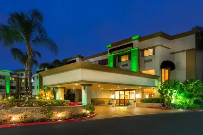 Holiday Inn Santa Ana-Orange CO. Arpt Hotel dekat Versailles On the Lake