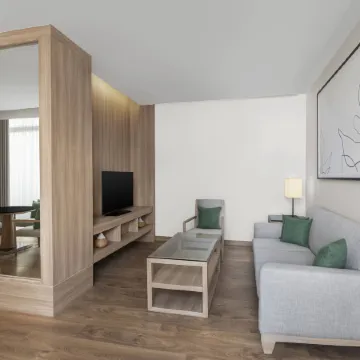 Courtyard by Marriott Bangkok Отели рядом с достопримечательностью «Станция BTS Ратчадамри»