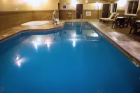 Holiday Inn Express DEVILS LAKE by IHG - С бассейном