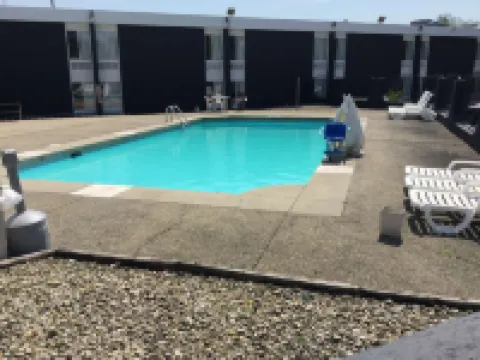 Days Inn & Suites by Wyndham Cincinnati North Hotels in Springdale