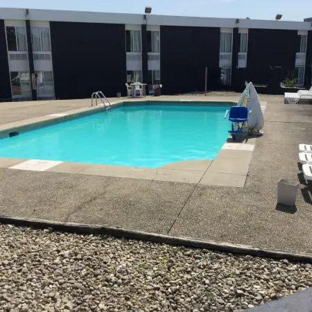 Days Inn & Suites by Wyndham Cincinnati North
