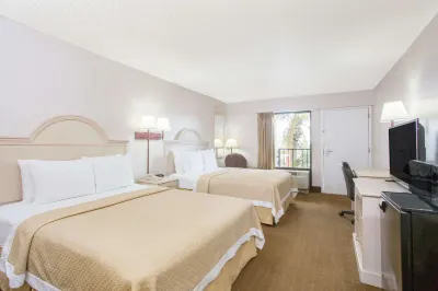 Days Inn & Suites by Wyndham Navarre - Near Beaches/Hurlburt Hotels in 