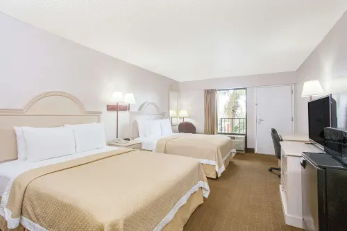 Days Inn & Suites by Wyndham Navarre - Near Beaches/Hurlburt