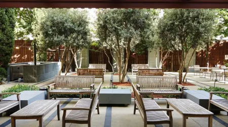 Four Points by Sheraton San Jose Downtown Отели рядом с достопримечательностью «Хэппи Холлоу парк и зоопарк»