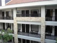 Bintang Mulia Hotel Отели рядом с достопримечательностью «Patung Triumviraat Universitas Jember»