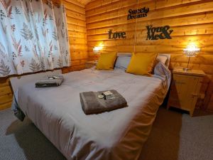 Pineshadow Lodge - Cosy 4 Bed - Kenwick Park