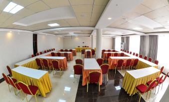 Maple Leaf Hotel - Housity